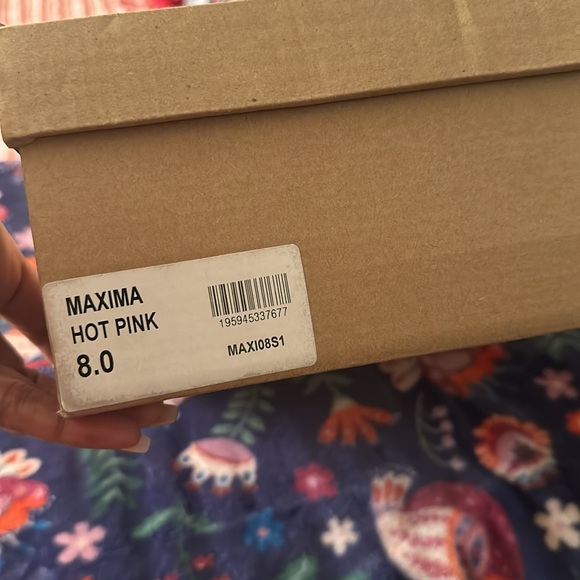 Steve Madden sneakers size 8 they do run small - Picture 2 of 5